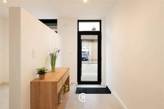 <p>Op zoek naar ruimte, een moderne afwerking en een centrale ligging?<br />Deze gerenoveerde woning nabij het centrum van Zottegem biedt het allemaal.</p><p>Bij het binnenkomen wordt u verwelkomd in een ruime inkomhal met voldoende ruimte voor het creëren van een bureau - perfect voor wie van thuis uit werkt of nood heeft aan een extra opbergruimte.<br />De lichtrijke leefruimte met open keuken vormt het hart van de woning en biedt een mooi uitzicht op de zuidgerichte tuin met terras.</p><p>Aansluitend aan de keuken bevindt zich een praktische keukenberging/wasruimte met directe toegang tot de grote garage, wat zorgt voor extra comfort en zorgeloos wonen nabij het centrum.<br />Daarnaast beschikt de woning ook over zowel een kelder als zolder, ideaal als bijkomende opslagplaatsen.</p><p>Op de eerste verdieping bevinden zich vier slaapkamers, een moderne douchekamer en een apart toilet.</p><p>Kortom, een instapklare en energiezuinige woning op een toplocatie.<br />Grijp deze kans en ontdek de troeven van deze woning ter plaatse!</p>