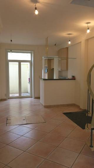Vernieuwde 3-slaapkamerwoning heeft een uitstekende ligging in het centrum van Brugge met achteraan een uitzicht op de Augustijnenrei.  **    **  Omvat een inkom met gastentoilet, living met ingerichte open keuken, wijnkelder, koer, ruimte met voorziening wasmachine, 2 slaapkamers, badkamer met douche, lavabo en toilet. Op de 2e verdieping vinden we een 3e zeer ruime slaapkamer.  **  #leukwonen #brugge  **    **  Beschikbaar  15 augustus 2026