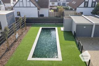 <ul>
	<li>Prachtig en lichtrijk appartement op de <strong>eerste verdieping</strong> van de<strong> exclusieve residentie Arcus.</strong></li>
	<li>Deze <strong>kleinschalige villaresidentie</strong> geniet van een rustige ligging vlakbij de zee en tegenover<strong> de Golf Club</strong>, op fietsafstand van het centrum van De Haan.</li>
	<li><strong>Het zwembad,</strong> onderdeel van de gemeenschappelijke voorzieningen, is exclusief toegankelijk voor de bewoners.</li>
	<li><u><strong>Indeling</strong></u>: inkomhal, lichtrijke leefruimte met open keuken, <strong>groot terras</strong> met open zicht, <strong>twee volwaardige slaapkamers</strong> met ingemaakte kasten, apart toilet, badkamer met inloopdouche, berging en een zolderverdieping.</li>
	<li>Mogelijkheid tot aankoop van een <strong>afgesloten garagebox</strong> in dezelfde residentie.</li>
</ul>