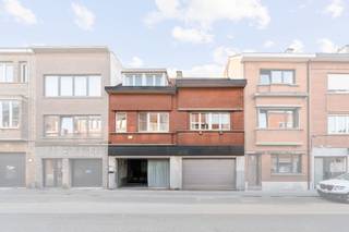 Deze charmante woning met een gevelbreedte van maar liefst 10 meter verrast met licht, ruimte en mogelijkheden. Met 152 m² bewoonbare oppervlakte, 5 slaapkamers en een zolder van 39 m² in te richten naar wens, geniet je hier van een royale woonervaring. Het terras en de stadstuin bieden een heerlijke buitenplek in alle rust, terwijl je toch midden in Kessel-Lo woont. Een afgesloten garagebox in de nabijgelegen straat maakt het plaatje compleet. Een buitenkans voor wie op zoek is naar ruimte, comfort en een centrale ligging!<br />
<p>Heb je interesse en wil jij als eerste de kans grijpen om jouw droomwoning te ontdekken? We trappen onze verkoop af met een exclusieve “Avant-Première” op 24 en 25 oktober. Plan nu jouw bezoek via de groene ‘Plan jouw bezoek’ knop. De richtprijs bedraagt 498.000 euro. De biedingstermijn loopt tot en met 3 november. Bekijk het Avant-première reglement onder downloads.</p>