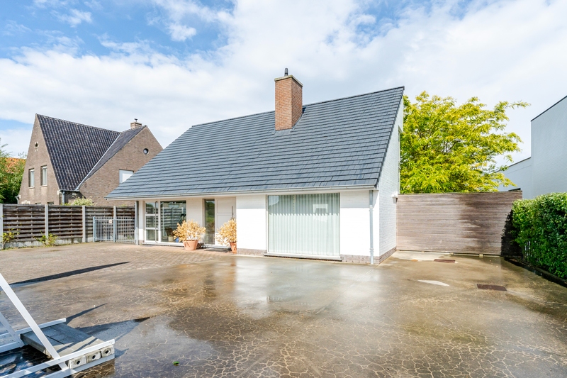 Roeselare-Gits. Opportuniteit aan de Bruggesteenweg gelegen. RUIME LUXE VILLA MET MAGAZIJN , 4 slaapkamers en apart bureel uiterst commercieel en zichtbaar. Recent vernieuwd ! - foto 3