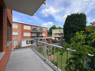 <p><span>Lichtrijk 2-slaapkamerappartement met zonnig terras in Mortsel</span></p><p><span>Op zoek naar een instapklaar appartement met veel licht, een uitstekende ligging of naar een interessante vastgoedinvestering met lopende huurinkomsten? Dit verzorgde 2-slaapkamerappartement in Mortsel combineert een royale leefruimte, een zonnig zuidgericht terras en een rustige, groene woonomgeving met praktische troeven zoals een privatieve kelderberging en vernieuwde ramen. Het appartement is momenteel verhuurd aan € 805,14 per maand, exclusief kosten, waardoor het ook bijzonder interessant is voor investeerders die op zoek zijn naar een eigendom met onmiddellijke huurinkomsten.</span></p><p><span> </span></p><p><span>Indeling</span></p><p><span>De royale leefruimte vormt het absolute hart van het appartement. Brede raampartijen over de volledige gevelbreedte zorgen voor een uitzonderlijke lichtinval en bieden volop plaats voor een comfortabele zit- en eethoek. De afzonderlijke, functionele keuken beschikt over een ruime koelkast, een elektrische kookplaat met dampkap, een aansluiting voor een wasmachine of vaatwasser en een overvloed aan opbergruimte. Vanuit de keuken hebt u toegang tot het balkon aan de straatzijde. Daarnaast is er een praktische berging met stopcontacten, ideaal voor een extra vriezer, voorraad of bijkomende opslag. De verzorgde inkomhal is voorzien van ingebouwde vestiairekasten en een afzonderlijk gastentoilet. Achteraan bevinden zich twee comfortabele slaapkamers van circa 16 m² en 12 m². De tweede slaapkamer geeft rechtstreeks toegang tot het zonnige, zuidgerichte terras van circa 6 m², waar u in alle rust van de middag- en avondzon geniet. De eigentijdse badkamer is uitgerust met een stijlvol meubel met extra bergruimte en een comfortabele, afgesloten regendouche. Het appartement werd afgewerkt met een duurzame en onderhoudsvriendelijke laminaatvloer, aangevuld met tegelvloeren in de keuken en badkamer.</span></p><p><span> </span></p><p><span>Troeven</span></p><ul><li><span>Royale en bijzonder lichtrijke leefruimte met brede raampartijen over de volledige gevelbreedte.</span></li><li><span>Zonnig, zuidgericht terras van circa 6 m² met middag- en avondzon.</span></li><li><span>Twee volwaardige slaapkamers van circa 16 m² en 12 m².</span></li><li><span>Afzonderlijke, functionele keuken met veel opbergruimte en toegang tot het straatbalkon.</span></li><li><span>Moderne badkamer met stijlvol meubel en afgesloten regendouche.</span></li><li><span>Praktische berging, ingebouwde vestiairekasten en afzonderlijk gastentoilet.</span></li><li><span>Privatieve kelderberging inbegrepen in de aankoopprijs.</span></li><li><span>Mogelijkheid tot het huren of aankopen van een garagebox.</span></li><li><span>Recent vernieuwd en geïsoleerd dak en reeds vervangen ramen.</span></li><li><span>Rustige, groene ligging op wandelafstand van het centrum van Mortsel.</span></li><li><span>Interessante investering met een lopende huurovereenkomst en onmiddellijke huurinkomsten.</span></li></ul><p><span> </span></p><p><span>Verhuurd</span></p><p><span>Het appartement is verhuurd sinds 1 juli 2022 aan een actuele maandelijkse huurprijs van € 805,14, exclusief kosten.</span></p><p><span>Voor investeerders biedt dit het voordeel dat er bij aankoop reeds een lopende huurovereenkomst en huurinkomsten aanwezig zijn.</span></p><p><span>Wenst u het appartement zelf te bewonen? Dan kan de huurovereenkomst worden beëindigd met een wettelijke opzegtermijn van zes maanden.</span></p><p><span> </span></p><p><span>Verkoopprocedure</span></p><p><span>Kijkdag: 12 september</span></p><p><span>De instelprijs voor biedingen bedraagt € 219.000.</span></p><p><span>Geïnteresseerde kandidaten krijgen na de kijkdag de mogelijkheid om een bod onder gesloten omslag uit te brengen. De verkoper behoudt zich het recht voor om ieder uitgebracht bod vrij en weloverwogen te beoordelen. Alle kandidaten worden uiterlijk vijf dagen na de kijkdag geïnformeerd over de beslissing of het verdere verloop van de verkoopprocedure.</span></p><p><span> </span></p><p><span>Algemene informatie</span></p><p><span>De maandelijkse gemeenschappelijke kosten worden geschat op circa € 25. Daarnaast bedraagt de provisie voor verwarming en water circa € 100 per maand.</span></p><p><span>Het appartement beschikt over een individuele meter voor elektriciteit. Gas en water worden collectief gemeten.</span></p><ul><li><span>EPC: label C</span></li><li><span>Elektrische keuring: niet conform het AREI</span></li><li><span>Asbestattest: asbestveilig</span></li></ul><p><span> </span></p><p><span>Het gebouw</span></p><p><span>Het verzorgde en kleinschalige appartementsgebouw bestaat uit een kelderverdieping, een gelijkvloers en twee verdiepingen, met telkens slechts twee appartementen per niveau.</span></p><p><span>Het dak werd recent vernieuwd en voorzien van 80 mm performante PIR/PUR-isolatie. Ook de ramen werden reeds vervangen, wat bijdraagt aan het wooncomfort en de energiezuinigheid.</span></p><p><span> </span></p><p><span>Ligging</span></p><p><span>Het appartement bevindt zich in een rustige en groene residentiële woonomgeving in Mortsel, met voornamelijk kleinschalige appartementsgebouwen.</span></p><p><span>Het bruisende centrum van Mortsel ligt op wandelafstand en biedt een uitgebreid aanbod aan winkels, supermarkten, bakkers, horecazaken en andere dagelijkse voorzieningen.</span></p><p><span>Ook het openbaar vervoer bevindt zich binnen handbereik, waardoor u zich vlot verplaatst naar Antwerpen en de omliggende gemeenten.</span></p><p><span>Dankzij de gunstige ligging is bovendien een vlotte verbinding met de Ring van Antwerpen verzekerd.</span></p><p><span> </span></p><p><span>De informatie in deze prospect is ter informatieve titel: de kandidaat-kopers moeten hun eigen zaak maken van het verkrijgen, controleren en interpreteren van deze informatie.</span></p><p><span> </span></p><p><span> </span></p>
