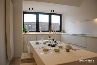 Op een toplocatie in het hart van Wevelgem bevindt zich dit recent gerenoveerde, energiezuinige appartement op de tweede verdieping. Dankzij...