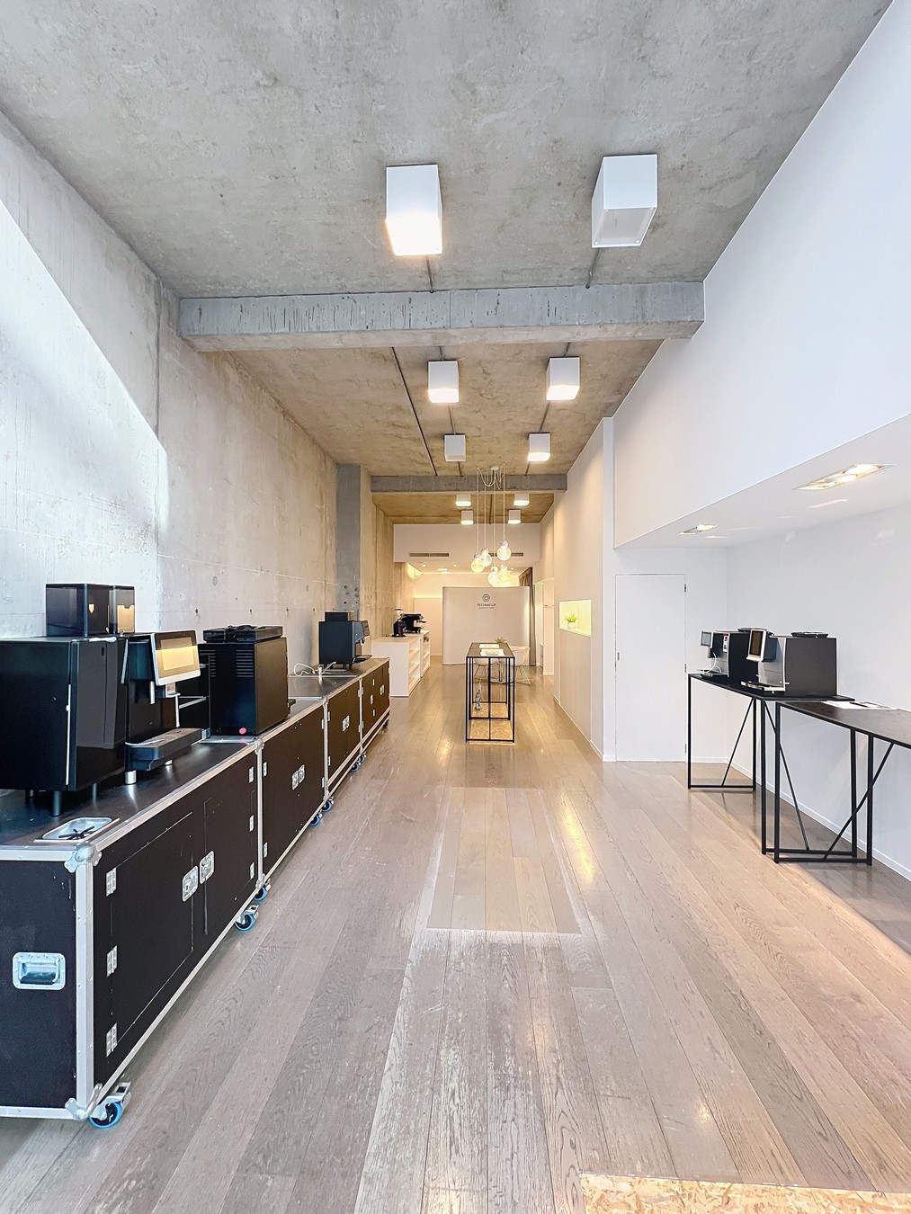 Moderne LICHTRIJKE handelsruimte TE HUUR in de stijlvolle Delaerestraat. - foto 4