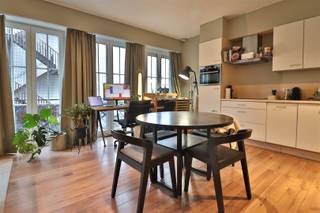 <p><span>Leuk en gezellig appartement met één slaapkamer op wandelafstand van de Grote Markt en het station. </span></p><p><span> </span></p><p><span>Bestaande uit ruime inkom met apart toilet, wasberging, ruime woonkamer met open keuken, badkamer met wastafel en douche, grote slaapkamer met aansluitend zonnig terras van 14m². </span></p><p><span> </span></p><p><span>Staanplaats voor een (elektrische) fiets voorzien!</span></p>