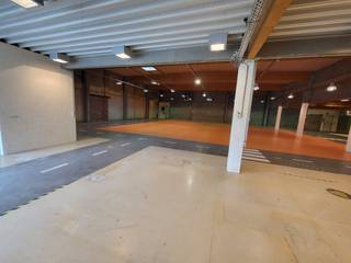 Centraal gelegen magazijn (ca. 785 m²) met 10 parkeerplaatsen te huur in Aartrijke. Indeling:- Totale oppervlakte gebouw: ca. 785 m²- Parking voor...