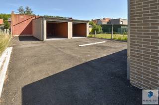 Gesloten garagebox met automatische poort. Verlichting en stopcontact aanwezig. Maandelijkse huurprijs: €120 inclusief gemeenschappelijke...