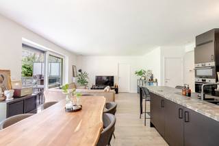 Dit prachtige appartement van 119 m², gebouwd tussen 2021 en 2023, valt op door zijn royale ruimtes, de hoogwaardige afwerking en de uitstekende energieprestatie (PEB A-). Het ligt op de begane grond en beschikt over een prachtige, op het zuidoosten gerichte buitenruimte met 2 terrassen van in totaal ±25 m² en een privétuin van ±15 m², zonder directe inkijk.<br /><br />De ruime woonkamer van ±38,5 m² beschikt over een volledig uitgeruste open keuken, op maat gemaakt met hoogwaardige materialen. 2 opbergruimtes vullen deze ruimte perfect aan: een bijkeuken met ruimte voor een tweede koelkast en voorraad, en een technische ruimte/wasruimte met een eigen gascondensatieketel, dubbele luchtverversing, waterontharder en ruimte voor de wasmachines.<br /><br />Het beschikt over drie mooie slaapkamers (±14,5 m², ±11,5 m² en ±11 m²), twee elegante doucheruimtes met dubbele wastafels, waarvan één grenst aan de derde slaapkamer met eigen toilet en directe toegang tot de tuin. Een hal met garderobe, een apart toilet, een gepantserde deur, zonwering aan de achterzijde, ingebouwde rolluiken aan de voorzijde, een elektriciteitsinstallatie die aan de voorschriften voldoet en een kelder maken dit object compleet.<br /><br />Kosten: 198 €/maand (gemeenschappelijke kosten en reservefonds). Parkeerplaats tegen meerprijs: 25.000 €. Object direct beschikbaar bij ondertekening van de akte.<br /><br />Vlakbij het station, het openbaar vervoer en alle voorzieningen, in een wijk in volle ontwikkeling. U zult er zeker verliefd op worden!<br /><br />
<p><strong>Algemene kenmerken</strong></p>
<ul>
<li>Recente bouw (2021-2023)</li>
<li>Appartement van ±119 m²</li>
<li>Begane grond</li>
<li>Woning direct beschikbaar</li>
<li>In perfecte staat – geen werkzaamheden nodig</li>
<li>Door de eigenaren gekozen hoogwaardige afwerking:</li>
<ul>
<li>Op maat gemaakte keuken</li>
<li>Luxe sanitair</li>
<li>Hoogwaardige vloerbedekking</li>
</ul>
<li>EPB A-</li>
<li>Elektriciteit conform de voorschriften</li>
<li>Ramen met dubbele beglazing</li>
<li>Gepantserde voordeur</li>
<li>Zonwering aan de achterzijde</li>
<li>Ingebouwde rolluiken aan de voorzijde</li>
<li>Individuele gascondensatieketel</li>
<li>198 €/maand aan gemeenschappelijke kosten</li>
</ul>
<p><b>Woonruimte</b></p>
<ul>
<li>Ruime inkomhal met mogelijkheid om een garderobe in te richten</li>
<li>Aparte toiletruimte</li>
<li>Lichte woonkamer van ±38,5 m² met open, volledig uitgeruste keuken</li>
<li>Bijkeuken ±2 m²</li>
<li>Technische ruimte / wasruimte van ±3 m²</li>
<ul>
<li>Individuele gascondensatieketel</li>
<li>Tweestromsventilatie</li>
<li>Waterontharder</li>
<li>Plaats voor wasmachine en droger</li>
</ul>
</ul>
<ul>
<li>Slaapkamer 1: ±14,5 m²</li>
<li>Slaapkamer 2: ±11,5 m²</li>
<li>Slaapkamer 3: ±11 m² met eigen doucheruimte van ±6 m², toilet en toegang tot de tuin</li>
<li>Tweede doucheruimte van ±6 m² met dubbele wastafel</li>
<li>Terras van ±25 m² en privétuin van ±15 m² op het zuidoosten</li>
<li>Parkeerplaats voor € 25.000 extra, inclusief kelder</li>
</ul>