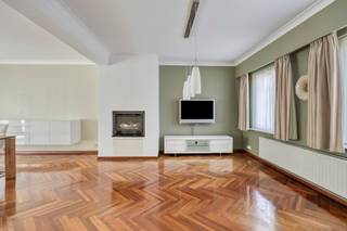 Maison 3-façades très bien entretenu avec un emplacement TOP. Ce bel-étage est très calmement situé dans un quartier résidentiel et accueillant...