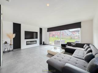 <strong>UITERST ENERGIEZUINIGE</strong> halfopen bebouwing met <strong>GEOTHERMIE EN E-PEIL 5</strong> biedt een duurzame woonervaring in het <strong>HART VAN DE VLAAMSE ARDENNEN</strong>. Deze recente woning combineert modern comfort met een uitzonderlijk laag energieverbruik dankzij <strong>GEOTHERMISCHE BORINGEN, WARMTEPOMP EN ZONNEPANELEN</strong>. Binnenin tref je een lichtrijke leefruimte met een <strong>STIJLVOLLE OPEN KEUKEN</strong> en praktische berging, verdeeld over drie volwaardige woonniveaus met <strong>VIJF SLAAPKAMERS</strong>, twee toiletten, <strong>BADKAMER</strong> en <strong>EXTRA DOUCHEVOORZIENING</strong>. De <strong>ZUIDGERICHTE TUIN MET TERRAS</strong> vormt een ideale buitenplek, terwijl de <strong>OPRIT EN GARAGE</strong> plaats bieden aan meerdere wagens. Gelegen op enkele minuten van het <strong>CENTRUM VAN OUDENAARDE</strong>, verenigt deze woning rust met nabijheid van scholen, kinderopvang en een <strong>GROOT RETAILPARK</strong> op wandelafstand. Dankzij de vlotte verbinding met de <strong>BELANGRIJKSTE INVALSWEGEN</strong> is zowel lokaal als <strong>REGIONAAL WOON-WERKVERKEER</strong> bijzonder efficiënt.<br /><br /><br /><span><u>Vrijstelling van onroerende voorheffing komende jaren</u></span><br /><br />Adres: Pater Ruyffelaertstraat 2B te Oudenaarde (Eine)