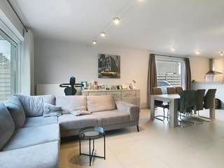 Le moyen le plus rapide pour visiter cette propriété ? Demandez votre visite via le bouton rouge de notre site Web (www.dewaele.com) et vous serez contacté par l'un de nos experts en location. <br /><br />Maison prête à emménager avec 3 chambres, jardin ensoleillé et place de parking dans un emplacement central à Torhout.<br /><br />La maison a la disposition suivante :<br />- Entrée avec toilettes séparées<br />- Espace de vie lumineux <br />- Cuisine ouverte avec cuisinière avec hotte, évier, four, réfrigérateur et lave-vaisselle<br />- Local de rangement spacieux avec raccordement pour machine à laver<br />- 3 chambres<br />- Salle de bain avec lavabo et douche<br />- Jardin ensoleillé avec terrasse paysagée et abri de jardin<br />- Allée spacieuse<br /><br />Caractéristiques supplémentaires :<br />- Maison prête à emménager et lumineuse<br />- Place de parking prévue à côté de la maison<br />- Faible consommation d'énergie<br />- Situé au centre de Torhout, à proximité des commerces, des transports en commun, des routes d'accès,...<br /><br />Êtes-vous intéressé par cette propriété à louer à Torhout ? N'hésitez pas à nous contacter.