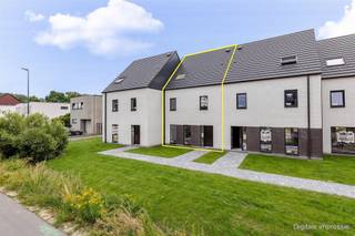 <p><span>Toekomstbestendig wonen of slim investeren: 14 zero-energy woningen in Wetteren</span></p><p><span>Bent u op zoek naar een nieuwe, luxueuze thuis zonder renovatiezorgen, of naar een solide vastgoedinvestering met een sterk, toekomstbestendig rendement? In de Vennestraat te Wetteren vinden we een exclusief project van 14 hypermoderne eengezinswoningen (158–200 m², met 3 slaapkamers en inrichtbaar tot 5 slaapkamers, privétuin en een parking inbegrepen in de vermelde aankoopprijs met laadpaalvoorbereiding).</span></p><p><span> </span></p><p><span>Of u nu zelf de sleutel omdraait of de woning verhuurt: dit project is ontworpen om maximale waarde te leveren. De oplevering is al voorzien voor het </span><span>de herfst van 2026</span><span>.</span><span> De werf is volop in afwerking – kom de troeven live ontdekken.</span></p><p><span> </span></p><p><span>Waarom blijft dit project de slimste keuze, ook inclusief btw? </span></p><p><span>Concreet voorbeeld – Woning A2 (Simulatie op maat beschikbaar):</span></p><ul><li><span>Aankoopprijs:</span><span> € 511.297 (Incl. registratierechten en Btw)</span></li><li><span>Realistische huurwaarde (investeerder):</span><span> € 1350/ maand</span></li><li><span>Bruto rendement:</span><span> </span><span>3,15%</span><span> (met een verwacht scenario van </span><span>2,5% waardestijging</span><span> per jaar)</span></li><li><span>(</span><span>Opmerking: Dit betreft een indicatieve simulatie, geen gegarandeerd rendement.)</span></li></ul><p><span>1. Als Eigen Bewoner: Maximaal comfort en absolute zekerheid</span></p><p><span>Verhuizen naar de Vennestraat betekent kiezen voor een autoluwe, groene site waar kinderen veilig spelen. U geniet van grote, lichte leefruimtes, een high-end moderne keuken en een volledig aangelegde privétuin. Dankzij de </span><span>A++ energieprestatie (E0)</span><span> met geothermische warmtepomp, vloerverwarming, ventilatie D, airco en zonnepanelen bent u volledig beschermd tegen schommelende energieprijzen. Winkels, scholen en de verbindingen naar Gent/Brussel (E40/E17) liggen vlakbij.</span></p><p><span> </span></p><p><span>2. Als Investeerder: Hoogwaardig patrimonium zonder exploitatiezorgen</span></p><p><span>Dit project beantwoordt perfect aan de enorme vraag van kapitaalkrachtige huurders (jonge tweeverdieners, gezinnen en expats die rond Gent of de as Aalst/Dendermonde werken). Omdat de woningen splinternieuw en hyper-efficiënt zijn, heeft u de komende decennia </span><span>nul omkijken naar onderhoud of energetische updates</span><span>. Bovendien biedt Immo Zone een </span><span>volledige verhuurservice inclusief eerste-verhuur-garantie</span><span>. U koopt hier geen stenen, u koopt renderend gemak.</span></p><p><span> </span></p><p><span>Voor meer informatie contacteer Quinten van Immo Zone op 0485/02.48.04 of per mail quinten@immo-zone.be</span></p><p><span> </span></p>