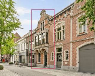 <p>Karaktervolle herenwoning uit 1899 in een autoluwe straat in hartje Roeselare. Via de inkomhal betreedt u de gezellige leefruimte met eet- en zithoek, afgewerkt met tal van authentieke elementen en een sfeervolle houthaard. De ruime, volledig uitgeruste keuken met eetplaats geeft uit op de zonnige, zuidgerichte stadstuin met aangelegd terras en loungehoek. Op de eerste verdieping bevindt zich een ruime slaapkamer met karaktervolle erker en praktische ingemaakte kasten, een aparte was-/bergruimte en een ingerichte badkamer (dubbele wastafel, toilet en bad met douchemogelijkheid). De tweede verdieping omvat nog twee volwaardige slaapkamers, eveneens voorzien van ingemaakte kasten. Via de vaste trap bereikt u de geïsoleerde zolder, waar een extra slaapkamer, hobbyruimte of bureau kan worden ingericht.</p>
<p></p>
<p>Extra troeven</p>
<ul>
<li>Volledig instapklare herenwoning uit 1899 in neo-Vlaamse renaissancestijl</li>
<li>Tal van authentieke elementen</li>
<li>Rustige, autoluwe ligging in hartje Roeselare</li>
<li>Zuidgerichte stadstuin</li>
<li>Praktische ingemaakte kasten en maatwerk</li>
<li>Conforme elektriciteitskeuring</li>
<li>EPC label C geen renovatieverplichting</li>
<li>Voorzien van sanitair op het gelijkvloers en op de 1ste verdieping</li>
<li>Grote droge kelder met vaste trap</li>
<li>Geïsoleerde zolder met vaste trap en uitbreidingsmogelijkheden</li>
</ul>
<br />Deze woning is te koop ZONDER makelaar via het concept van Smart Houses! Wenst u verdere inlichtingen of informatie over de bezoekdag? Contacteer rechtstreeks de eigenaar via 0494/41.06.25