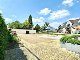 GOED GELEGEN BUITEN-PARKEERPLAATS, dichtbij het CENTRUM van WAREGEM! + 21% btw. Voor meer info: Immo Beguin: 0486/606.600