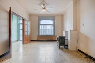 Dit handelshuis is gelegen in Kessel-Lo, op slechts enkele minuten fietsen van Leuven centrum.<br /><br />De garage is omgebouwd tot een frituur en deze woning biedt zo de ideale mogelijkheid tot wonen en werken.<br /><br />Je betreedt de woning via de inkomhal die toegang geeft tot de woonruimte met achterliggende keuken die onmiddellijk toegang geeft tot de tuin.<br /><br />Op de eerste verdieping is er een ruime slaapkamer en een badkamer met 2 lavabo's, douche en een toilet.<br /><br />Via de trap bereik je de grote zolder die ook nog als extra slaapkamer ingericht kan worden.<br />Het is mogelijk om 3 kamers te maken.<br /><br />Verder is er nog een ruime kelder. Verder is er nog een regenwaterput van 3 000L. <br /> <br />Elektriciteit is niet conform. Verwarming is op aardgas. Niet-asbestveilig. EPC E, renovatieverplichting.<br /><br />Voor meer info of een bezoek ter plaatste, mag u ons steeds contacteren!