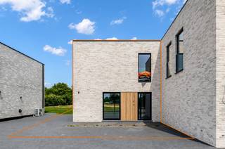 <p><span>Hoogkwalitatieve, energiezuinige nieuwbouwwoning nabij centrum.</span></p><p><span> </span></p><p><span>Belangrijkste troeven:</span></p><p><span>- Prachtige hoogwaardige keuken met Miele toestellen, Quooker kraan en Dekton werkblad en spatwand</span></p><p><span>- Reeds geschilderd, buitenaanleg reeds gebeurd, ook vloerverwarming op kamers</span></p><p><span>- Hoogkwalitatieve afwerking en materialen</span></p><p><span>- Gebruik van de beste technieken</span></p><p><span>- Doordachte indeling met mooie ruimtes</span></p><p><span>- 3 ruime kamers, waarvan 1 met dressing mogelijk</span></p><p><span>- Mogelijkheid tot plaatsen carport (reeds vergund)</span></p><p><span>- Centrale ligging met alle voorzieningen (winkels, school, station) op wandelafstand</span></p><p><span> </span></p><p><span>Prijs exclusief BTW en registratierechten! </span></p><p><span> </span></p><p><span>Bekijk zeker ook onze 3D virtuele rondleiding en onze grondplannen met de afmetingen. Zo krijgt u van thuis uit al een perfect beeld van wat deze woning te bieden heeft!</span></p><p><span> </span></p><p><span>Wenst u meer info of een vrijblijvende bezichtiging, contacteer dan ons kantoor op het nummer 014 39 99 99 en wij helpen u graag verder.</span></p>