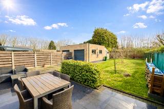 In een rustige straat in het toffe Doornzele/Evergem bevindt zich deze perfect onderhouden halfopen bebouwing, 100% instapklaar en ideaal voor...