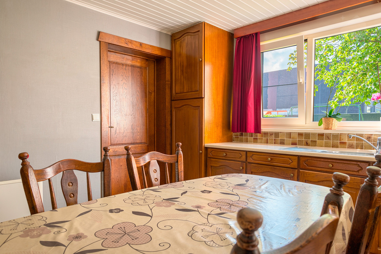 Charmante woning met 6 slaapkamers, garage en gezellige tuin op 695 m² - foto 5