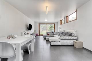 Gesloten woning met 3 slaapkamers te koop in het centrum van Desselgem. Het huis beschikt over een aangename tuin met uitweg op een perceel van...