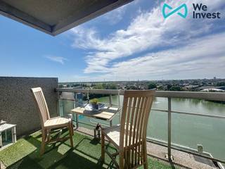 Deze studio op de 9de verdieping van residentie Laguna Beach bezorgt u een instant vakantiegevoel! Dankzij de open indeling met keuken, eet-, zit- en slaaphoek ervaart u overal licht en ruimte. De badkamer is voorzien van een wastafel, bad-douchecombinatie en een apart toilet. <br />Op het ruime terras geniet u van een prachtig uitzicht over het meer en de omgeving. <br /><br />Er is mogelijkheid tot aankoop van een privatieve, vlot toegankelijke parkeerplaats onder het gebouw (€45.000). <br /><br />Laguna Beach beschikt over een recreatiemeer met privéstrand en diverse ontspanningsfaciliteiten zoals een binnenzwembad, pingpongzaal, petanquebanen en volleybalveld. <br /><br />De perfecte uitvalsbasis voor een zorgeloze vakantie aan zee!