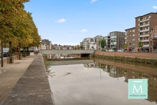 <p><span>Opbrengsteigendom/ herenwoning in het centrum van Mechelen</span></p><p><span>Deze opbrengsteigendom, gelegen op een A-locatie in Mechelen, biedt een unieke combinatie van ruimte en mogelijkheden voor een groeiend gezin of als investering. Met 189 vierkante meter woonoppervlak is er volop plaats voor comfort en ontplooiing.</span></p><p><span>De woning is momenteel verhuurd als 3 1-slaapkamerappartementen met eigen sanitair en keuken. En is dus een ideale investering.</span></p><p><span>Het gelijkvloers appartement beschikt over een gezellige stadskoer en het eerste verdiep over een eigen terras.</span></p><p><span>De woning kan ook terug omgevormd worden tot een authentieke ruime herenwoning. Gezien deze opportuniteit gelegen is aan de stadsrand van Mechelen bevindt u zich vlakbij alle voorzieningen (scholen, winkels, openbaar vervoer,...) en heeft u bovendien een vlotte verbinding naar Antwerpen-Brussel-Leuven.</span></p><p><span>De woning is ook gelegen vlakbij het Sint-Maarten-Ziekenhuis.</span></p><p><span>Op zoek naar ontspanning? Dat is geen probleem want met deze ligging bent u vlakbij talrijke parken (Vrijbroekpark, Tivolipark, Mechels Broek,...), de Leuvense Vaart, Planckendael,... ideaal voor een ontspannende dag met het gezin.</span></p><p><span>Heeft u interesse in deze interessante woning? Aarzel dan zeker niet om ons te contacteren voor meer informatie of een bezoek! (info@demakelaaerdij.be of 015/20.20.82)</span></p><p><span> </span></p>