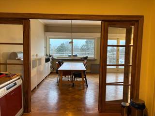 <p>Dit appartement is gelegen in een prachtig erfgoedgebouw, ontworpen door de architect Léon Stynen, wat bijdraagt aan het unieke karakter en de architecturale waarde van het geheel.<br /><br />Je betreedt het appartement via een aangename inkomhal met voldoende ruimte voor een vestiaire. Hier bevindt zich ook een apart gastentoilet. Van daaruit wandel je door naar de royale leefruimte, waar grote raampartijen zorgen voor overvloedig natuurlijk licht en een mooi zicht bieden op de gemeenschappelijke tuin. Over de volledige lengte van het appartement loopt een ruim terras, wat zorgt voor een aangename buitenbeleving en een mooie verbinding tussen binnen en buiten. De authentieke parketvloer loopt als een rode draad doorheen het volledige appartement en versterkt het warme en karaktervolle gevoel.</p>
<p>Het appartement beschikt over drie volwaardige slaapkamers, een aparte keuken en een badkamer die zowel voorzien is van een bad als een douche, en beschikt over een aansluiting voor een wasmachine.</p>
<p>Als extra troef is er op de bovenliggende verdieping nog een bijkomende kamer die ideaal is voor extra stockage of als bergruimte.</p>
<p>De maandelijkse huurprijs bedraagt €1.300. De gemeenschappelijke kosten bedragen €250 per maand en omvatten het privatieve water- en verwarmingsverbruik, het onderhoud van de gemeenschappelijke delen en het gebruik van de lift.<br /><br />Interesse? Vraag vandaag nog je bezoek aan!</p>