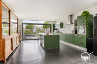 Deze woning werd in 2009 volledig gerenoveerd. Later werden ook nog zonnepanelen aangebracht en werd de voorgevel bepleisterd en geïsoleerd.<br />Vooraan vinden we een gezellige bureau, een berging met vestiaire, een wasberging en een toilet. In het midden vinden we de woonplaats en achteraan is de grote open keuken met veel lichtinval en zicht op de tuin. Onder de betonvloer ligt er vloerverwarming en een houtkachel zorgt voor extra warmte en sfeer in de wintermaanden. <br />Op de eerste verdieping zijn er nog 2 ruime slaapkamers met parketvloer en een badkamer met douche en bad. Ingemaakte kasten in de hal zorgen voor extra opbergruimte. Op de zolderverdieping werd een derde slaapkamer gemaakt. In de natuurlijke tuin ligt een vijver die het regenwater opvangt en de bloesems van de blauwe regen zorgen voor schaduw op een extra terras in het midden van de tuin, vlakbij de tuinberging. Helemaal achteraan op het perceel bevindt zich het tuinkantoor. Moet je thuis werken maar heb je toch graag een plek voor jezelf met zicht op de velden? Zouden de kinderen graag een afzonderlijke speelplaats hebben waar ze zich kunnen uitleven of heb je nood aan een muziekstudio? Alles kan! Infraroodpanelen zorgen hier voor warmte. Het pand is gelegen op 10 minuten stappen van het centrum in een rustige straat waar altijd voldoende parkeerplaatsen aanwezig zijn. Winkels, scholen en openbaar vervoer bevinden zich in de onmiddellijke omgeving en in de Brielmeersen is er voldoende ruimte voor sport en ontspanning. De woning is beschikbaar vanaf 15 november 2026. Plan je bezoek via https://schave.rosseel.be of 09/280.20.43 of annick@rosseel.be