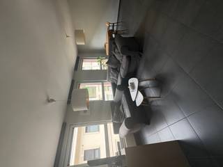 TE HUUR CENTRUM TIELT MET 2 SLAAPKAMERS EN TERRAS<br /><br />Dit recent appartement, gelegen op de eerste verdieping, combineert comfort, ruimte en een uitstekende ligging.<br /><br />Via de ruime inkomhal, voorzien van een praktische ingebouwde kast, bereikt u alle ruimtes. De lichtrijke woonkamer sluit aan op een open, volledig uitgeruste keuken die van alle hedendaagse comfort is voorzien. Aansluitend bevindt zich een handige berging.<br /><br />De badkamer is uitgerust met een ligbad met douchefunctie, een lavabo met spiegel en een aansluiting voor een wasmachine. Daarnaast is er een apart gastentoilet. Het appartement beschikt over twee slaapkamers, die beiden directe toegang bieden tot het aangename terras. Een extra troef is het uitstekende EPC, wat zorgt voor energiezuinig wonen en een lagere energiefactuur.<br /><br />Dankzij de centrale ligging bevinden scholen, supermarkten, openbaar vervoer en tal van andere voorzieningen zich op wandelafstand.<br /><br />De kosten van de syndicus bedragen 80,-EUR per maand. <br /><br />Leg snel een vrijblijvend plaatsbezoek vast, en vind de klik met jouw nieuwe thuis: T: 051 47 48 47 Mail: Tielt@immofrancois.be<br /><br />