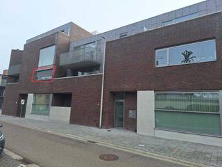 LIGGING:<br />Dit zeer mooi en zuinig appartement is gelegen op wandelafstand van het centrum, horeca, winkels en openbaar vervoer.<br /><br />INDELING:<br />Gemeenschappelijke ruime inkomhal met trap en lift. <br />Het appartement bevindt zich op de 1ste verdieping.<br />Het appartement heeft een ruime open leefruimte met keuken (voorzien van kookvuur, dampkap, vaatwasser en spoelbak), badkamer voorzien van een dubbele wasbak en ruime douche, 1 grote slaapkamer, een toilet, een terrasje, airco en een ruime kelderberging, <br /><br />EPC: 98, bwj: 2014, opp: 84 m².<br /><br />Vrij vanaf 8 maart 2026.