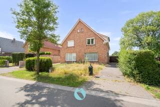 In de rustige, groene omgeving van Lovendegem (Lievegem) vindt u deze knusse woning met tuin en garage terug.Uitstekend gelegen nabij de dorpskern...