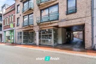 Dit centraal gelegen kantoor (171 m²) met 3 private parkeerplaatsen deed voorheen dienst als bankkantoor.Het pand beschikt over een ingang vooraan en...