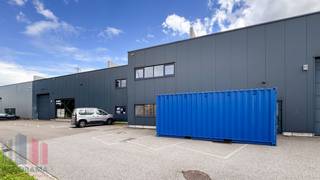 <strong>Instapklare KMO-unit</strong> van <strong>665 m²</strong> op een strategische locatie in Puurs.<br /><br />De unit omvat <strong>390 m² magazijnruimte</strong> aangevuld met een <strong>mezzanine van 85 m² </strong> (vrije hoogte 3,10 m, draagvermogen 500 kg/m²) en <strong>190 m² kantoorruimte</strong>.<br /><br />Het magazijn is uitgerust met een<strong> vrije hoogte van 6m</strong> en een <strong>sectionaalpoort</strong> van 4 m breed x 4,5 m hoog en beschikt over <strong>gasgestookte aerothermen</strong>, persluchtleidingen, een voorziening voor een rolbrug en een elektrische aansluiting van <strong>3 x 250A</strong>.<br /><br />De kantoren zijn uitgerust met een vergaderruimte, een open-office, verschillende individuele burelen, een sanitaire voorziening, en keuken met eetruimte.<br /><br />Het gebouw werd recent grondig gemoderniseerd met onder meer een vernieuwde elektrische installatie en brandbeveiliging, een<strong> glazen wand</strong> op de mezzanine, extra raampartijen, een nieuwe keuken en een volledige schilderbeurt. Dankzij de nieuwe PV-installatie met <strong>38 zonnepanelen</strong> scoort het pand ook uitstekend op vlak van duurzaamheid. Verder beschikt het over <strong>8 privatieve parkeerplaatsen</strong>, met mogelijkheid tot uitbreiding naar 10 plaatsen.<br /><br />De uitstekende ligging nabij de <strong>A12,</strong> met vlotte verbindingen naar de N16 en N17, garandeert een optimale bereikbaarheid richting Antwerpen, Brussel en Sint-Niklaas.<br /><br />De huidige gebruiker,<strong> STIKR</strong>, zet activiteiten verder en zal uiterlijk bij akte het gebouw .<br /><br />Contacteer <strong>PANORAMA B2B</strong> voor meer informatie of een vrijblijvend plaatsbezoek via <strong>03 225 03 03</strong>.