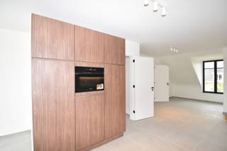 <strong> Energiezuinig (BEN-norm) modern duplexappartement (nieuwbouw)</strong><br /><br />Ligging: Kleinschalig project van 4 wooneenheden in totaal die gesitueerd te hartje Kasterlee. <br />Afgewerkt met hoogwaardige- en luxueuze materialen. <br />Te betreden via trap en/ of lift – gelegen op het 2de verdiep<br /><br /><strong> INDELING </strong><br />2de verdiep: <br />- Inkomhal met apart toilet <br />-De ruime- en lichtrijke leefruimte met open keuken (43m²) die over alle hedendaagse- en kwalitatieve toestellen van het merk “Whirlpool- en Bora” beschikt (inductie kookplaat inclusief afzuigkap, ijskast, vaatwasmachine, combi- oven en een dubbele spoelbak.<br />- Berging/ wasplaats (5,5m²) én technische ruimte (2,4m²)<br />Via de schuifpui wordt er toegang verleent tot het Zuidoost gericht terras (8,04m²)<br />Via de houten trap kan met het 3de verdiep bereiken. Hier treft men via de nachthal: <br />-De slaapkamer (14,2m²)<br />Deze verleent toegang tot de moderne- en strakke badkamer (9,2m²) met inloop/ regendouche, enkel lavabomeubel met spiegel- en opbergkast.<br /><br />Tenslotte behoort er nog een (privé) autostaanplaats, alsook kelderberging (4,5m²) tot het appartement & (gemeenschappelijk) een fietsenstalling (1 fiets) en een vuilnisberging. <br /><br /><strong> BIJZONDERHEDEN</strong><br />Beschikbaar vanaf 01 september 2026<br />- Energiezuinig: E-peil 15 -> zonnepanelen individueel per appartement<br />- Gemeenschappelijke kost: 50,00 EUR (provisie)<br />- Instapklaar (volledig geschilderd en voorzien van verlichting) <br />- Vloerverwarming – warmtepomp (warmen/ koelen) <br />- Ventilatie type D<br />- Raamdecoratie zelf te voorzien – gordijnrails reeds aanwezig<br />- Regenwaterput (15.000 liter) - aangesloten op toilet(ten) en de wasmachine <br />- Aansluitingskosten nutsvoorzieningen (water, elektriciteit en telecom) ten koste van de huurder(s)