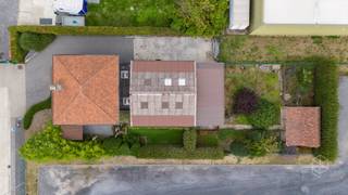 Op zoek naar een eigendom waar wonen en ondernemen perfect gecombineerd kunnen worden? Deze veelzijdige eigendom, gelegen in het industriepark van Ruiselede, biedt een interessante opportuniteit voor zelfstandigen en ondernemers die wonen en werken op één locatie willen samenbrengen.<br />De eigendom bestaat uit een woonhuis met garage en een aanpalende loods.<br />Indeling woning:<br />Op het gelijkvloers betreedt u de woning via de ruime inkomhal. Verder vindt u hier een aangename leefruimte, bureauruimte, keuken en toegang tot het terras en de tuin. In de nabijheid van de loods zijn bovendien een extra toilet en doucheruimte voorzien.<br />Op de eerste verdieping bevinden zich drie slaapkamers, waarvan één beschikt over een eigen badkamer.<br />Loods en buitenruimte:<br />De aanpalende loods biedt heel wat mogelijkheden voor professionele activiteiten en opslag. Achter de loods bevindt zich nog een overdekte opslagruimte en een tuin.<br />De eigendom geniet van een vlotte bereikbaarheid richting het centrum van Ruiselede, Tielt en de E40.<br />Belangrijk: de eigendom is gelegen in industriegebied en niet in woongebied. Uitsluitend residentieel gebruik is bijgevolg niet mogelijk.<br /><br />RICHTRIJS - 569.000 EUR - De vermelde prijs is een richtprijs: ieder bod wordt voorgelegd aan de eigenaars, die al dan niet kunnen ingaan op het voorstel.<br /><br />Contacteer PERSPECTIEF VASTGOED – 7 op 7 bereikbaar – voor meer informatie of een bezoek.<br />Bel 050/550.750 of mail naar info@perspectiefvastgoed.be.