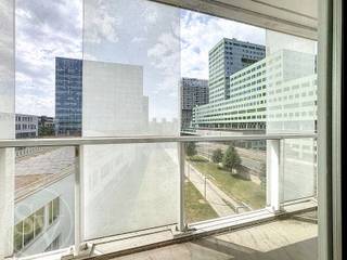 <p>Hoek-studentenkamer gelegen op de 3de verdieping van Residentie Parktoren – tussen het Eilandje en Park Spoor Noord. Dit aanbod omvat:<br /><br /></p>
<ul>
<li>
<p><strong>Studentenkamer 3L (30,2 m²) + terras (18,8m²)<br /></strong></p>
</li>
<li>
<p><strong>Kelderberging B137 (niveau −2)</strong></p>
</li>
<li>
<p><strong>Parking P71 (niveau −1),</strong> te koop voor €30.000 (maakt deel uit van pool-systeem)</p>
</li>
<li>
<p><strong>Fietshaak nr 100<br /><br /></strong></p>
</li>
</ul>
<h3>Beschrijving van de kamer</h3>
<p>Deze aantrekkelijke studentenkamer is gezellig ingedeeld en ligt op de hoek van het gebouw, orientatie Eilandje / Kempisch dok. De leef/ slaapruimte is voorzien van een keukenwand en toegang tot het terras. De badkamer is uitgerust met een douche, lavabo en toilet en heeft een groot raam welk zorg voor natuurlijk licht en ventilatie. Het terras met uitzicht over het Eilandje en de dokken is bijna 19m² groot. Hierop kan je in de namiddag en avond genieten van de zon. Er is tevens een compacte bergruimte met aansluiting voor je wasmachine, én op de gemeenschappelijke gang vind je een extra privatieve bergkast. <br />Ideaal als investering of als kamer voor je studerende zoon of dochter.</p>
<h3>Huidige huursituatie</h3>
<ul>
<li>
<p>Huurcontract, 12 maanden, loopt tot 31 november 2025</p>
</li>
<li>
<p>Huurprijs studentenkamer: €575 + €85 servicekosten</p>
</li>
<li>
<p>Parking verhuurd voor €100/maand (opzegbaar met vooropzeg van 3 maanden tegen 30/9)</p>
</li>
</ul>
<h3>Kosten voor de eigenaar</h3>
<ul>
<li>
<p>Gemiddelde maandelijkse gemeenschappelijke kosten: studio, €113/maand - parking €9/maand</p>
</li>
<li>Gemiddeld elektriciteitsverbruik: €33/maand over de laatste 2 jaar</li>
<li>Gemiddelde verwarmingskost: €26/maand over de laatste 2 jaar</li>
<li>
<p>Watermeter individueel, gas &amp; elektriciteit collectief</p>
</li>
</ul>
<h3>Architectuur weetje</h3>
<p>Residentie Parktoren, ontworpen door Studio Farris Architects, werd in 2015 genomineerd voor de Architizer A+ Award.</p>