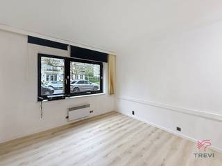 BRUSSEL – In de Roosevelt-wijk, op de grens met Elsene, vlakbij het Ter Kamerenbos, klein gelijkvloers appartement van ±52m² woonoppervlakte...