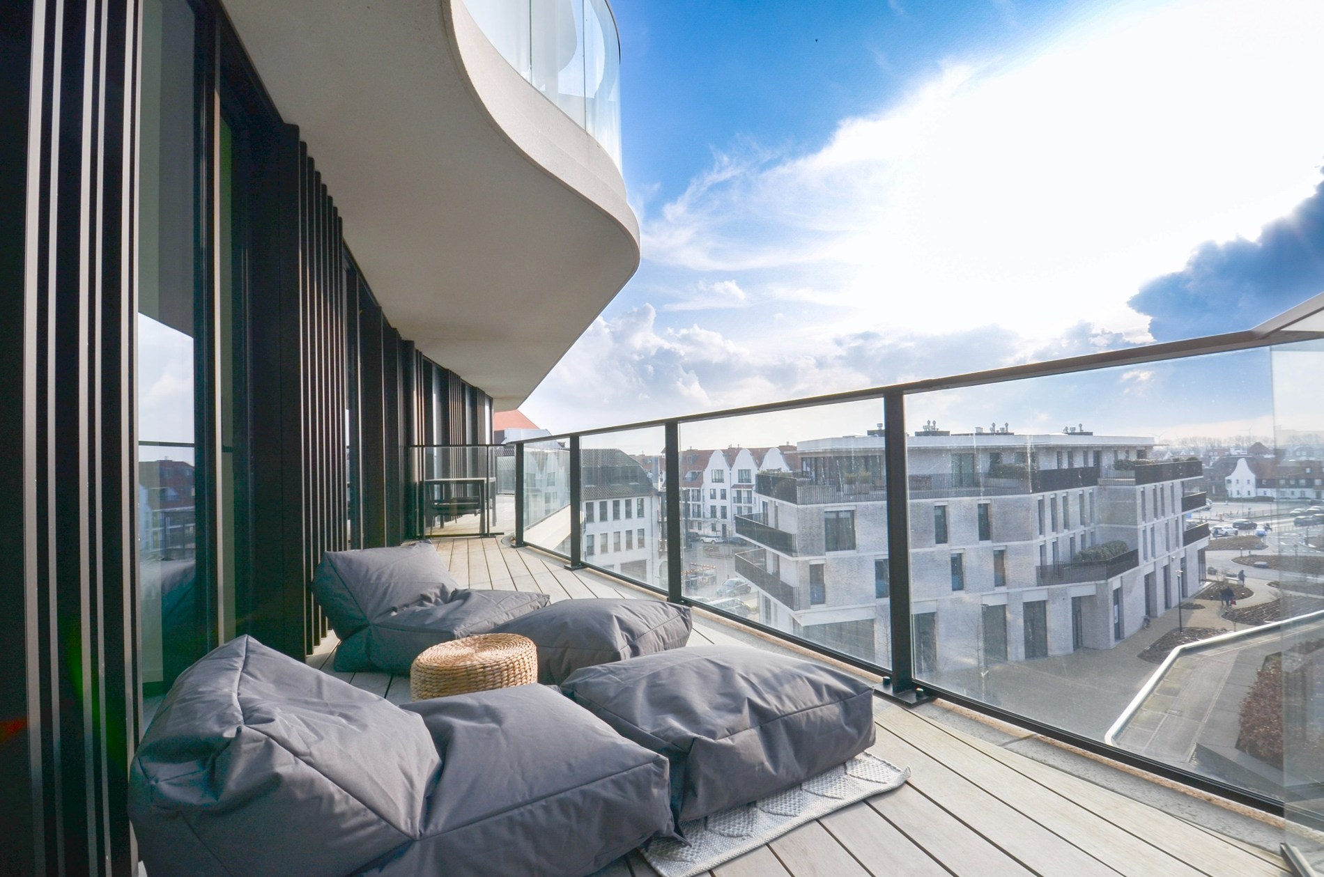 Appartement élégant avec spacieuse terrasse ensoleillée dans la résidence The Tower. - photo 3