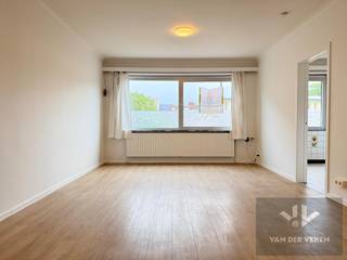 <strong>Dit appartement is onmiddellijk beschikbaar!<br />Vaste kosten: € 90,00 per maand <br />Provisie verwarming: € 80,00 per maand<br />Garagebox: €90,00 per maand</strong><br /><br />Recent gerenoveerd 2-slaapkamerappartement met terras, ideaal gelegen op wandelafstand van het bruisende centrum van Hasselt. Dit lichtrijke appartement combineert comfort en een uitstekende ligging: op slechts enkele minuten vind je het ziekenhuis, het cultureel centrum en diverse winkels.<br />De recente renovatie zorgt voor een frisse, moderne uitstraling en een aangename woonervaring. Dankzij het terras kan je bovendien in alle rust genieten van een moment buiten, midden in de stad. Je auto parkeren kan in de garagebox die bij het appartement dient te worden gehuurd (€ 90,00 per maand). <br /><br />Een perfecte woonst voor wie comfortabel wil wonen met alle voorzieningen binnen handbereik.<br /><br />Word jij de bewoner van dit prachtig appartement? Surf naar www.vdv-vanderveken.be, kies bij “TE HUUR” voor dit pand en vul de kandidatenfiche in (klik in het gouden balkje op “Ik wil dit pand graag huren!”). Wij contacteren je voor een afspraak!