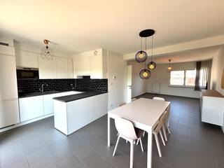 Op een uitstekende locatie nabij Quartier Bleu en het bruisende stadscentrum bieden wij dit prachtig, modern appartement te huur aan. Dit energiezuinige en instapklaar appartement combineert het comfort van eigentijds wonen met een uiterst rustige ligging in Hasselt.<br /><br />Dankzij de centrale ligging geniet u van een uitstekende bereikbaarheid. Verschillende winkels, scholen en openbaar vervoer bevinden zich op wandelafstand, waardoor dit een ideale plek is voor wie comfortabel wil huren in Hasselt.<br /><br />Indeling:<br /><br />Verdiep +2: <br /><br />- Inkomhal<br />- Leefruimte<br />- Keuken<br />- 2 slaapkamers<br />- Badkamer<br />- toilet<br />- berging<br />- terras<br /><br />Verdiep +0: <br /><br />- Autostaanplaats<br />- gemeenschappelijke fietsenstalling<br /><br />De snelste manier om een bezoek te brengen aan dit appartement? Vraag je bezoek aan via de rode knop op onze website (www.dewaele.com).<br /><br />Telefonisch kunnen er geen afspraken gemaakt worden. Bij andere vragen kun je ons telefonisch contacteren via 011 30 50 50.<br /><br />Tot binnenkort