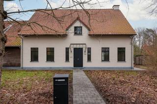 Deze woning is gelegen in de Sionkloosterlaan aan het fort van Brasschaat in een zeer rustige en bosrijke omgeving. De woning werd in 2024...