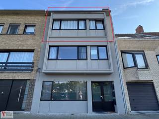 Op te frissen appartement gelegen op de tweede en derde verdieping in een rustig en kleinschalig residentie. Openbaar vervoer en invalswegen zijn eenvoudig toegankelijk. Kortbij het strand en de Oosteroever, de ideale plek om te genieten van de natuur en om uit te waaien. Het appartement biedt een bewoonbare oppervlakte van maar liefst 110m², aangevuld met een aangename terraszone. <br /><br />Indeling:<br />- 2° verdieping: inkomhal – leefruimte 22m² met een halfopen keuken voorzien van spoelbak, koelkast met diepvriesvak, kookplaat, dampkap en oven – badkamer ingericht met douche, lavabomeubel en handdoekradiator - apart toilet – 2 slaapkamers (13m² - 9m²) - terras met berging;<br />- 3° verdieping: hal – 3 kamers (16m² - 12m² - 9m²) - badkamer 4m².<br /><br />Het pand strekt zich uit over twee verdiepingen en wordt beschouwd als één enkele entiteit. Het derde verdiep vraagt een opsmuk.<br />De flexibele opbouw leent zich perfect voor creatieve woonvormen zoals kangoeroewoonst, co-housing of het combineren van wonen en werken onder één dak.<br /><br />Extra's:<br />- Rustig en kleinschalige residentie<br />- Gratis parkeergelegenheid voor de deur aanwezig<br />- Geen inkijk<br />- Lage onkosten gemene delen<br />- Privatieve kelder op '-1' aanwezig<br />- Woonvriendelijke en residentiële ligging