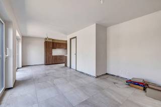 <p>Bent u op zoek naar een moderne, comfortabele én energiezuinige woning in een rustige, landelijke omgeving?<br />Ontdek dit nieuwe woonproject in Vinkt, charmante deelgemeente van Deinze, op de hoek van de Deinzestraat en Staggestraat.</p><p>Dit kleinschalige project omvat 11 nieuwbouwwoningen: 8 halfopen en 3 gesloten bebouwingen.<br />De hedendaagse architectuur sluit harmonieus aan bij het groene, landelijke karakter van de omgeving.</p><p>Indeling en kenmerken: lichtrijke leefruimte met volledig uitgeruste open keuken, praktische berging en gastentoilet op het gelijkvloers. Op de verdieping bevinden zich 3 slaapkamers en een badkamer met toilet. Elke woning beschikt over een privatieve, volledig afgesloten tuin met duurzame tuinafsluiting, 4 zonnepanelen, een regenwaterput van 10.000 liter en een bijhorende carport (inbegrepen in de prijs).<br />Extra troeven: mogelijkheid tot 6% btw (onder voorwaarden), wachtleiding met trekkabel voor een toekomstige laadpaal, en openbare parkeerplaatsen binnen het project voor bezoekers of extra wagens.</p><p>Ideaal voor gezinnen én interessant als opbrengsteigendom.</p><p>Praktisch: start werken juli 2025, voorlopige oplevering december 2026.<br />Vlotte bereikbaarheid naar Deinze, Gent en E17/E40; scholen, winkels en recreatie op korte afstand.</p><p><strong>Aankoopprijs zonder BTW: 359.992 euro*<br />Aankoopprijs inclusief 6% BTW op de constructie: 376.180 euro*<br />Aankoopprijs inclusief 21% BTW op de constructie: 416.652 euro*</strong><br /><br /> Prijzen zijn exclusief registratierechten op de grond, notariskosten en kosten aansluiting water en elektriciteit.<br />* 6% of 21%? Het btw-tarief is afhankelijk van de situatie van de koper.<br />In deze prijzen zijn een aangelegd terras en een kastenwand in de technische ruimte inbegrepen.<br />We staan ter beschikking van de koper voor de volledige en gepersonaliseerde prijsopgave op maat. Contacteer ons gerust voor een vrijblijvende afspraak.</p>