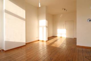 <span><span><span><span>Vivre dans un endroit de choix à Anvers ?</span></span></span></span><br /><br /><span><span><span><span>L'appartement est situé dans la Nationalestraat, à la frontière du centre historique et du quartier Sint-Andries. Il est entouré de restaurants agréables, de bars branchés et de plusieurs supermarchés. Directement sur les principales voies d'accès, le Ring d'Anvers et les transports en commun. Vélostation accessible à pied.</span></span></span></span><br /><br /><span><span><span><span>- Appartement de 1 chambre à coucher</span></span></span></span><br /><span><span><span><span>- Directement disponible</span></span></span></span><br /><span><span><span><span>- Situation privilégiée</span></span></span></span><br /><br /><span><span><span><span>L'appartement de 62 m² est situé au<sup>3ème</sup> et plus haut étage et est accessible par des escaliers. Vous entrez par l'espace de vie spacieux et ensoleillé, divisé en un salon et une salle à manger, suivi d'une cuisine séparée, équipée d'appareils électroménagers. Au calme, à l'arrière de l'appartement, se trouve la chambre à coucher. La salle de bains est équipée d'une douche, d'un lavabo et de toilettes.</span></span></span></span><br /><br /><span><span><span><span>Charges communes : 50 euros/mois (électricité pour les parties communes et consommation d'eau privée).</span></span></span></span><br /><span><span><span><span>Les charges (énergie) sont mesurées individuellement et sont à la charge du locataire.</span></span></span></span><br /><br /><span><span><span><span>Intéressé(e) ? Remplissez vos coordonnées en bas de l'annonce sur notre site https://www.sinjoor.be. Le gestionnaire du dossier vous contactera dans les plus brefs délais.</span></span></span></span>
