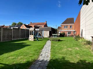 Deze degelijke en ruime gezinswoning heeft een verrassend grote tuin (paalt aan agrarisch gebied), een recente garage met aansluitend gemetste bergruimte en een tuinhuis.<br />De tuin is volledig omheind en de oprit afgesloten met een metalen poort.<br /><br />De woning heeft volgende indeling:<br />Inkomhal, aangename leefruimte met eet -en zithoek, keuken met toegang tot het terras.<br />De badkamer bevindt zich ook op het gelijkvloers. Er is een handige en droge kelder.<br /><br />Boven zijn er drie ruime slaapkamers en er is een vaste trap naar de zolder. Het dak is geïsoleerd en de zolder kan eventueel ingericht worden voor extra slaapkamers.<br /><br />De woning zal vrij zijn bij akte en is ideaal voor starters maar ook voor investeerders.<br /><br />Zeer degelijke woning die mits wat opfrissing een zeer aangename en instapklare gezinswoning wordt.<br /><br />- Betongewelven<br />- pvc ramen met hoogrendementsglas<br />- recente CV condensatieketel op aardgas<br />- 3.000L regenwater<br />- grote tuin met veel bergruimte<br />- recente garage met elektrische sectionaalpoort<br />- energielabel D: GEEN renovatieverplichting<br /><br />Goed gelegen op 5 minuten van de markt van Ingelmunster en op 6 minuten van het station.<br />Vlotte verbinding naar zowel Brugge als Kortrijk. Op 10 minuten van de op-en afrit E403 te Ardooie.
