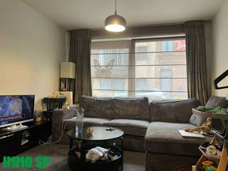 Gelijkvloers éénslaapkamer appartement in het centrum van Geel.Indeling van het appartement: woonkamer met open keuken (tegels; 19m²) geïnstalleerd...