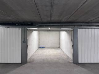 Goed bereikbare garagebox op de gelijkvloers in garagecomplex Gasmeterstraat, nabij het centrum van Knokke. Deze box bevindt zich op enkele passen...