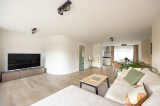 <p><span>Cette </span><span>maison familiale spacieuse et lumineuse bénéficie d'un</span><span>excellent emplacement à Brasschaat</span><span>, juste à l'</span><span>entrée du parc</span><span> et à quelques pas du </span><span>Bredabaan</span><span>. </span><span> Idéale pour ceux qui souhaitent vivre au centre, à proximité des magasins et des commodités, tout en profitant du </span><span>calme et de la verdure</span><span>, loin de l'agitation de la rue principale.</span></p><p><span>La maison dispose d'un </span><span>salon spacieux et lumineux</span><span> et d'une </span><span>cuisine ouverte</span><span>, entièrement équipée avec une belle vue sur le jardin. Un </span><span>escalier de jardin</span><span> mène à l'agréable espace extérieur, idéal pour se détendre ou s'asseoir à l'extérieur.</span></p><p><span>En outre, la maison dispose de </span><span>deux chambres</span><span>, d'une </span><span>salle de bains avec double lavabo, baignoire et douche à l'italienne</span><span>, et d'un </span><span>garage intérieur</span><span> offrant un confort et un espace de stockage supplémentaires.</span></p><p><span>Un atout absolu est la </span><span>belle vue sur le parc</span><span>, qui donne à cette propriété un caractère unique et vert, en plein centre de Brasschaat.</span></p><p><span>Excellente situation</span><span>: commerces, transports en commun et parc accessibles à pied<br />Vert</span><span> &amp; tranquillité</span><span> combinée à une</span><span>vie centrale<br />Garage</span><span> inclus</span></p><p><span> </span></p><p><span>Disponible immédiatement.</span></p><p><span> </span></p><p><span>Intéressé par cette belle propriété ?</span></p><p><span>Remplissez la demande de visite au bas de l'annonce à <span>https://www.sinjoor.be</span></span><span> et répondez à toutes les questions </span>. </p><p><span>Le gestionnaire du dossier vous contactera par la suite. </span></p><p><span> </span></p>