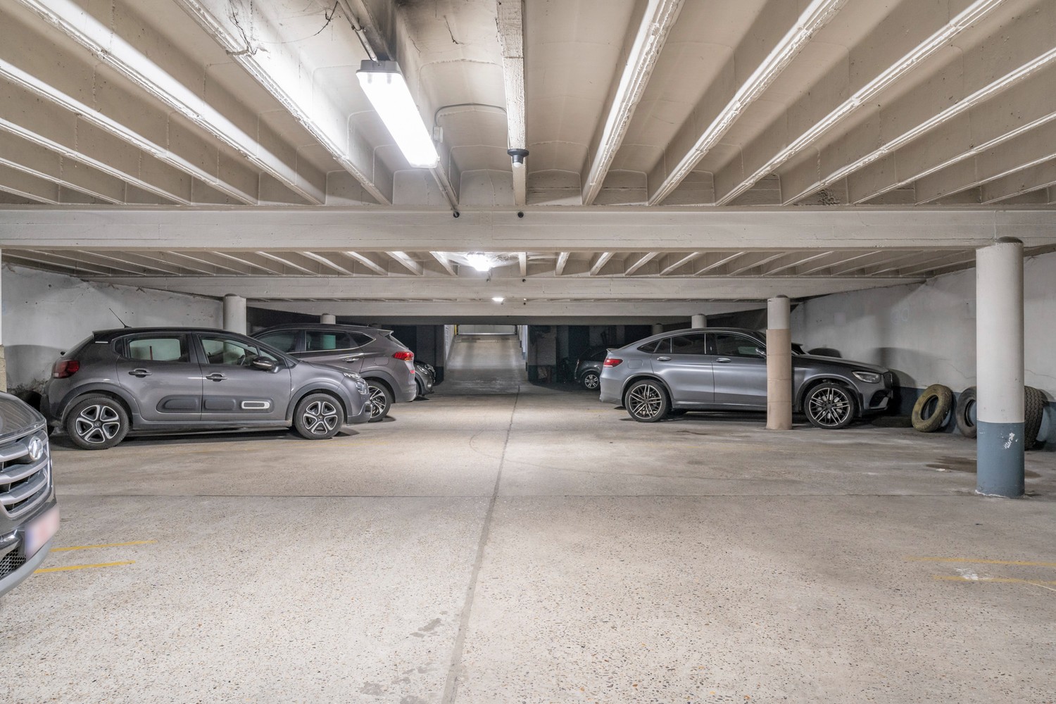 Centraal gelegen en overdekte autostaanplaats gelegen in een afgesloten parkeerverdiep te centrum Leuven! - photo 3