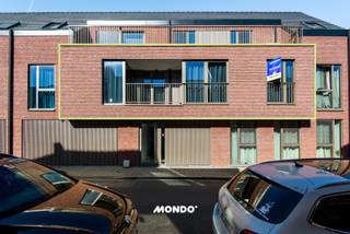 Op de eerste verdieping van dit recente appartementsgebouw (bouwjaar 2022) bevindt zich dit energiezuinige en perfect instapklare appartement. Een ideale woonst voor wie comfort, licht en modern woonplezier zoekt.<br />Via de inkomhal betreed je het appartement. Aan de linkerzijde kom je in de ruime en lichtrijke leefruimte met gezellige living, eetplaats en een open, volledig geïntegreerde keuken. Aansluitend is er een praktische berging, ideaal voor extra opslagruimte en perfect geschikt als was- en droogruimte.<br /><br />Een absolute troef is het zuidgericht terras, dat toegankelijk is vanuit de leefruimte én beide volwaardige slaapkamers. Hier geniet je de hele dag van zon en rust. Ideaal om te ontspannen of gezellig te tafelen.<br /><br />Verder beschikt het appartement over:<br />- 2 volwaardige slaapkamers<br />- Een apart gastentoilet<br />- Een moderne badkamer met dubbele lavabo en inloopdouche<br />- Een extra aparte berging voor bijkomende opslag<br /><br />Dankzij de recente bouw en de doordachte, praktische indeling geniet je hier van hedendaags wooncomfort in een energiezuinige setting.<br /><br />Interesse? Maak snel een afspraak en kom zelf de sfeer en het comfort van dit appartement ervaren tijdens een bezoekmoment.<br /><br />Contacteer: Marte Van Damme <br />marte@mondovastgoed.be<br />tel: 0498 40 40 50