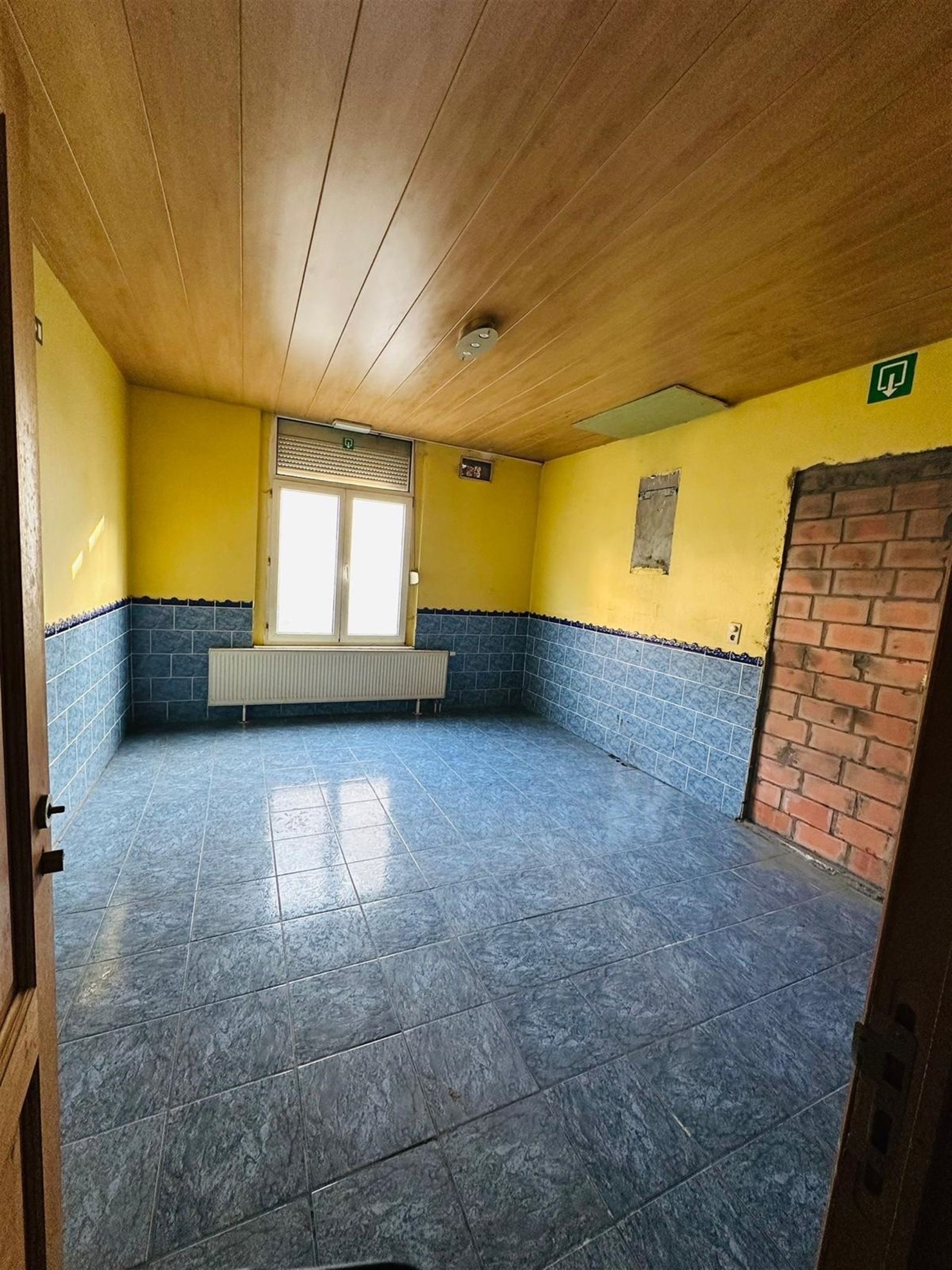 Te renoveren woning met veel potentieel in Berchem! - foto 4